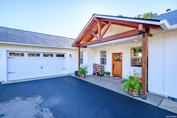 1.77 Acres of Residential Land with Home for Sale in Sweet Home, Oregon