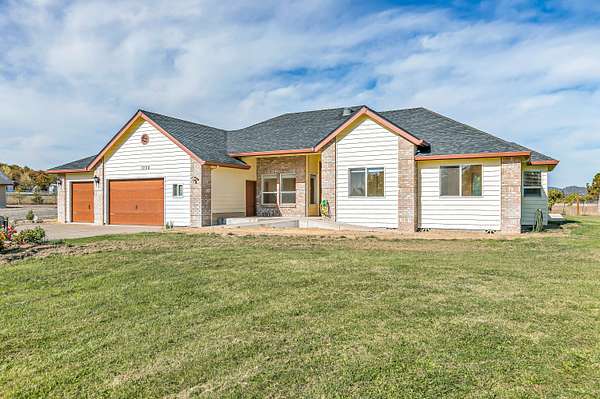 5 Acres of Residential Land with Home for Sale in White City, Oregon