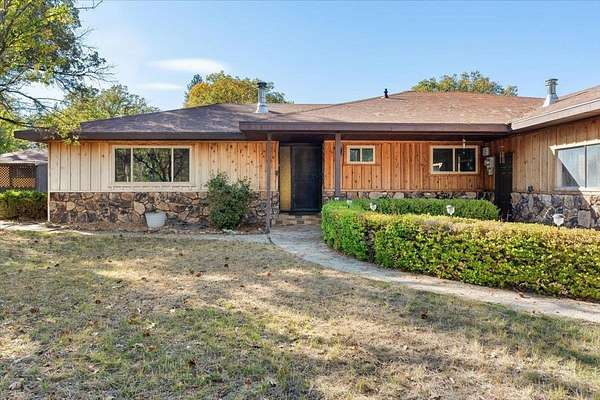 2.2 Acres of Residential Land with Home for Sale in Yreka, California