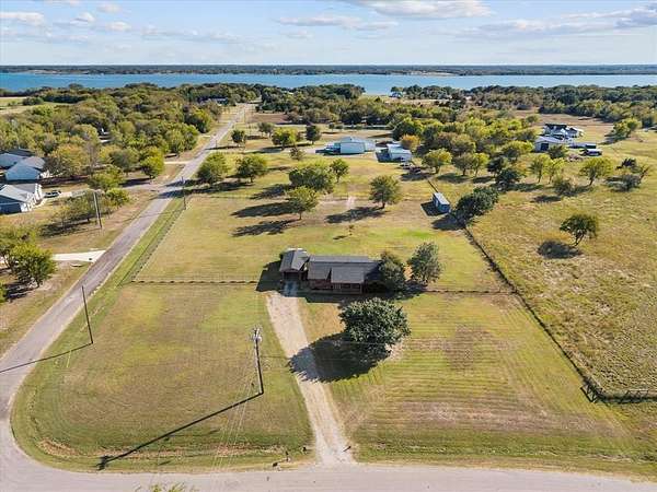 2 Acres of Residential Land with Home for Sale in Quinlan, Texas