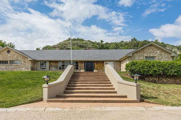 3.1 Acres of Residential Land with Home for Sale in Amarillo, Texas