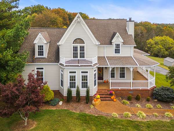 1.63 Acres of Residential Land with Home for Sale in Springfield, Tennessee