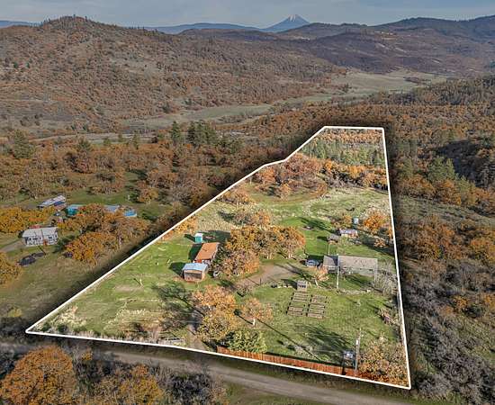7.89 Acres of Land with Home for Sale in Eagle Point, Oregon