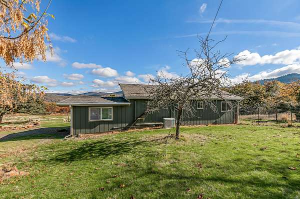 7.89 Acres of Land with Home for Sale in Eagle Point, Oregon