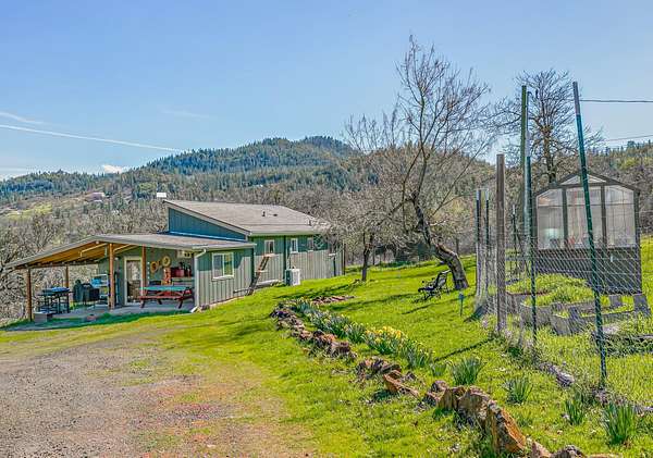 7.89 Acres of Land with Home for Sale in Eagle Point, Oregon