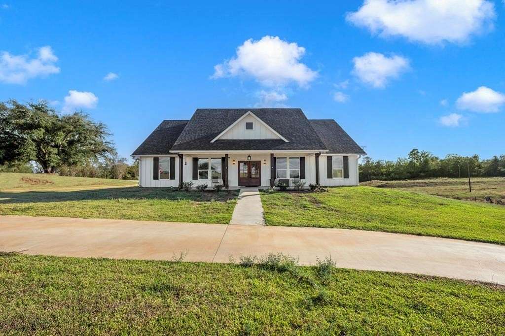 4 Acres of Residential Land with Home for Sale in Nacogdoches, Texas