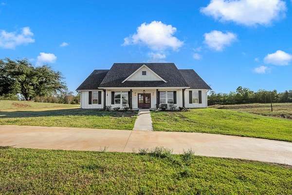 4 Acres of Residential Land with Home for Sale in Nacogdoches, Texas