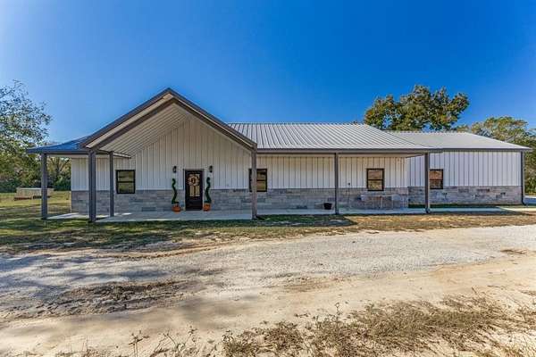 18.8 Acres of Land with Home for Sale in Alvord, Texas