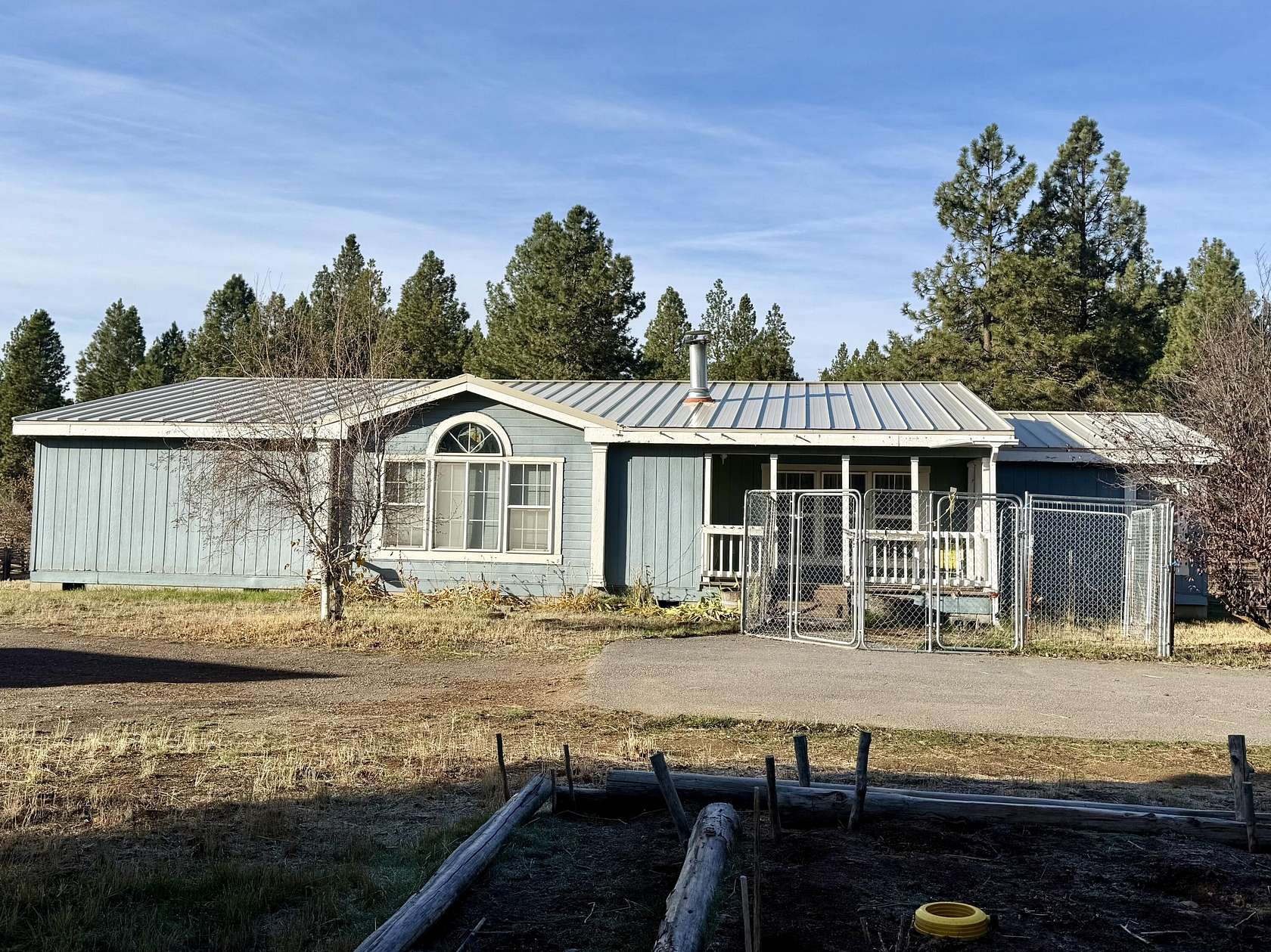 9.85 Acres of Land with Home for Sale in Chiloquin, Oregon