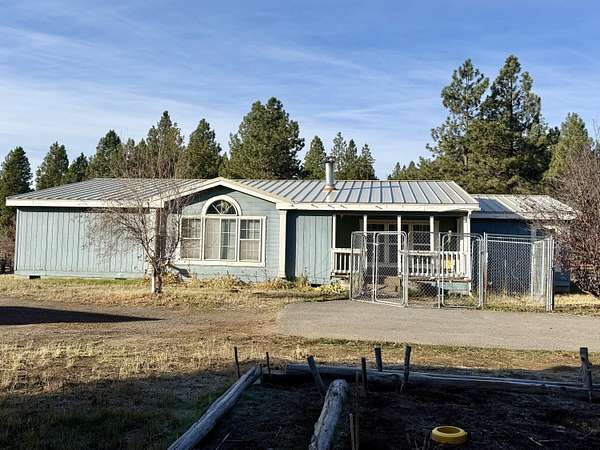 9.85 Acres of Land with Home for Sale in Chiloquin, Oregon