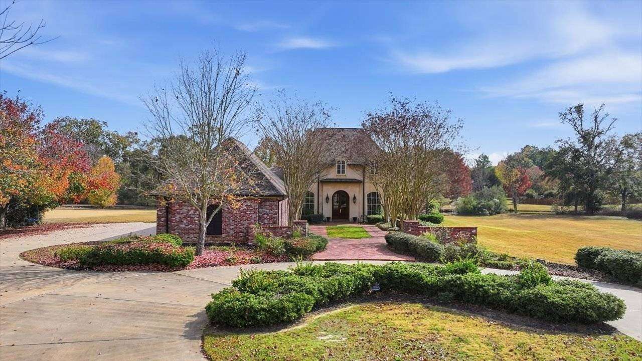 2 Acres of Residential Land with Home for Sale in Madison, Mississippi