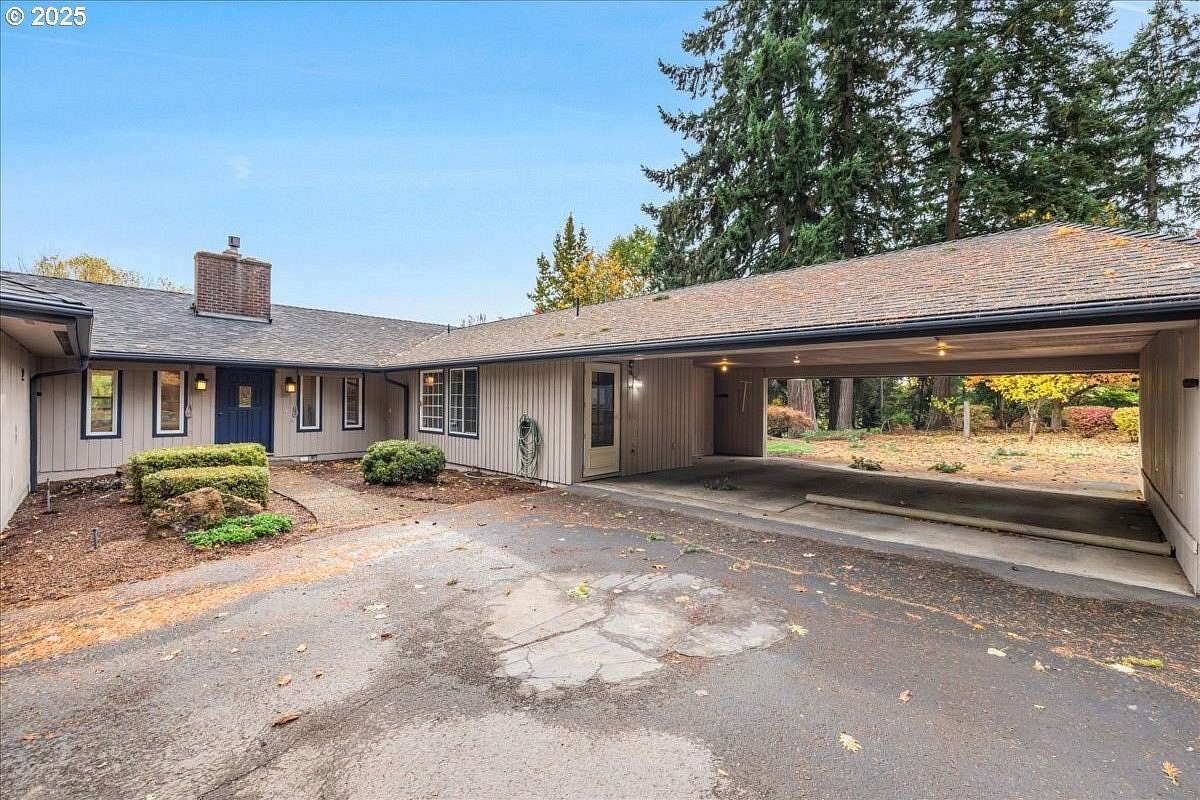 5.29 Acres of Residential Land with Home for Sale in Woodburn, Oregon