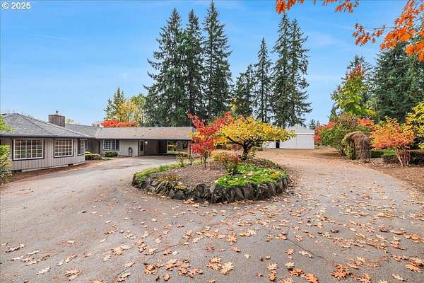 5.29 Acres of Residential Land with Home for Sale in Woodburn, Oregon