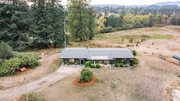 14.5 Acres of Land with Home for Sale in Scio, Oregon