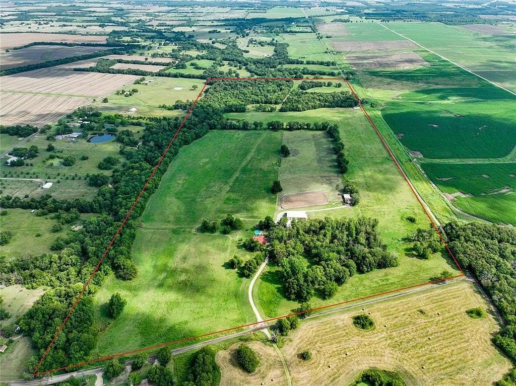 128 Acres of Land with Home for Sale in Paris, Texas