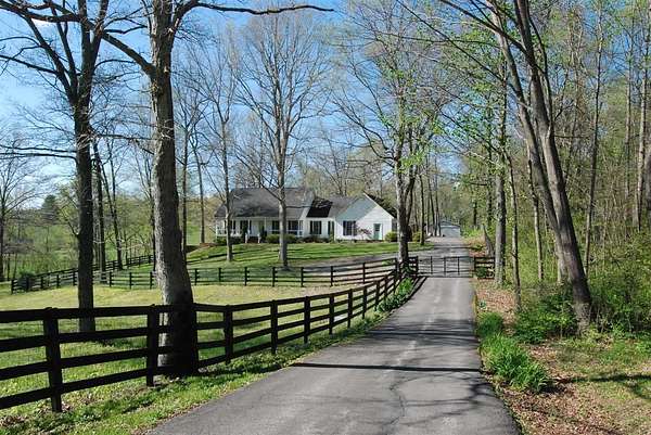 5 Acres of Land with Home for Sale in Bowling Green, Kentucky