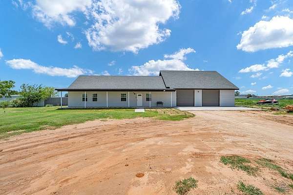 2.5 Acres of Residential Land with Home for Sale in Gardendale, Texas