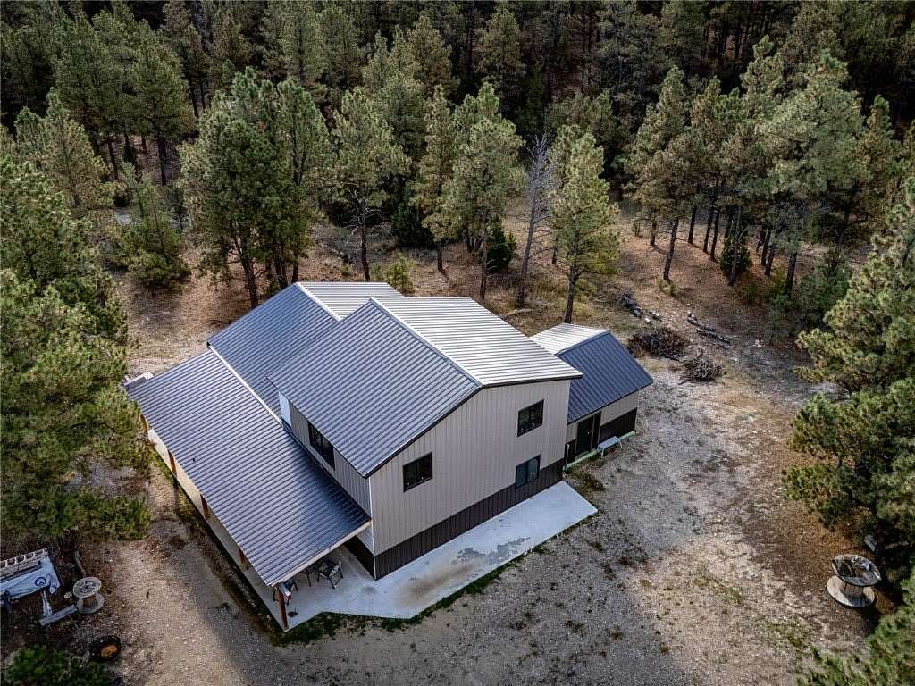 20 Acres of Land with Home for Sale in Roundup, Montana