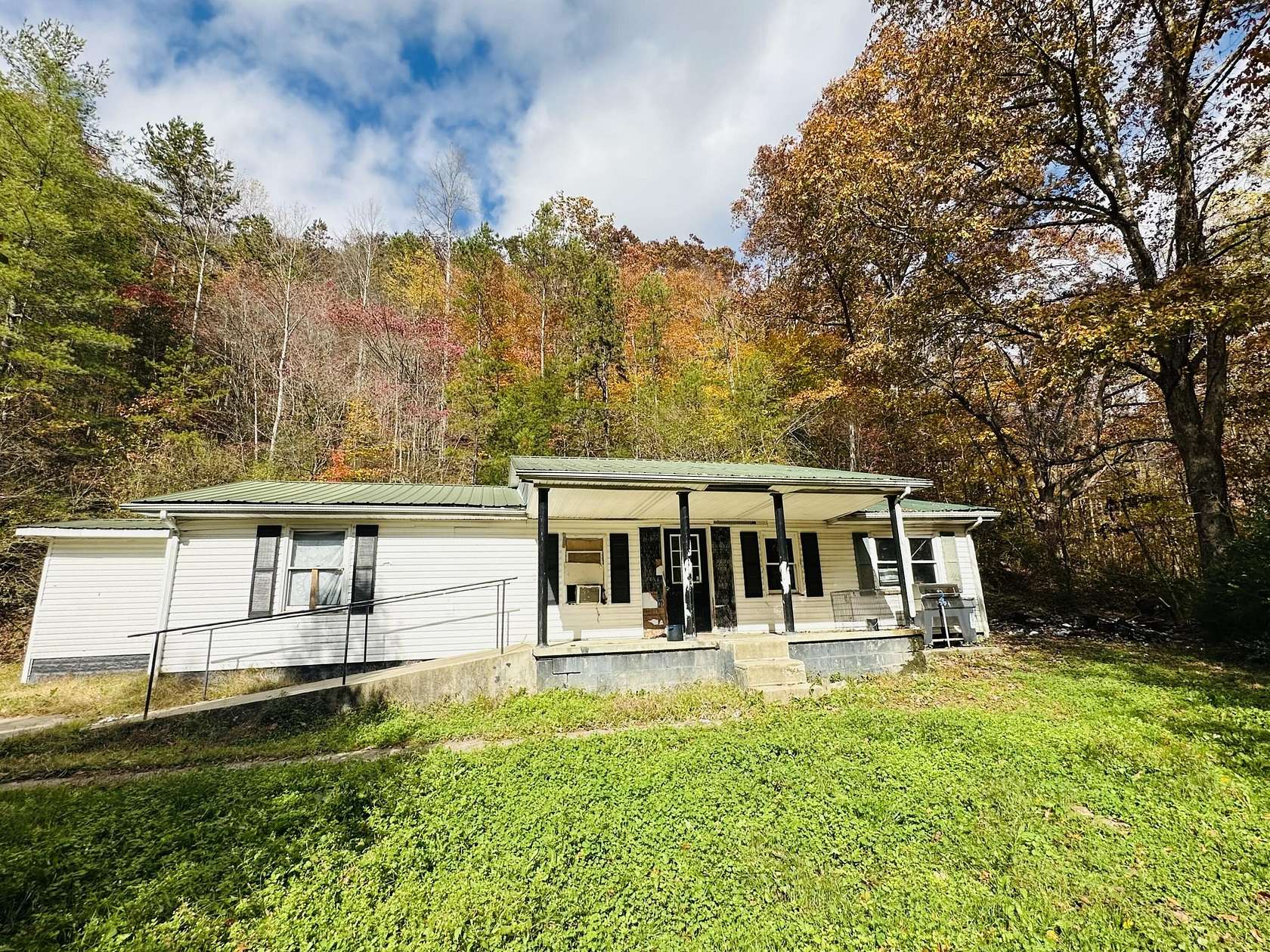 4.38 Acres of Residential Land with Home for Sale in Manchester, Kentucky