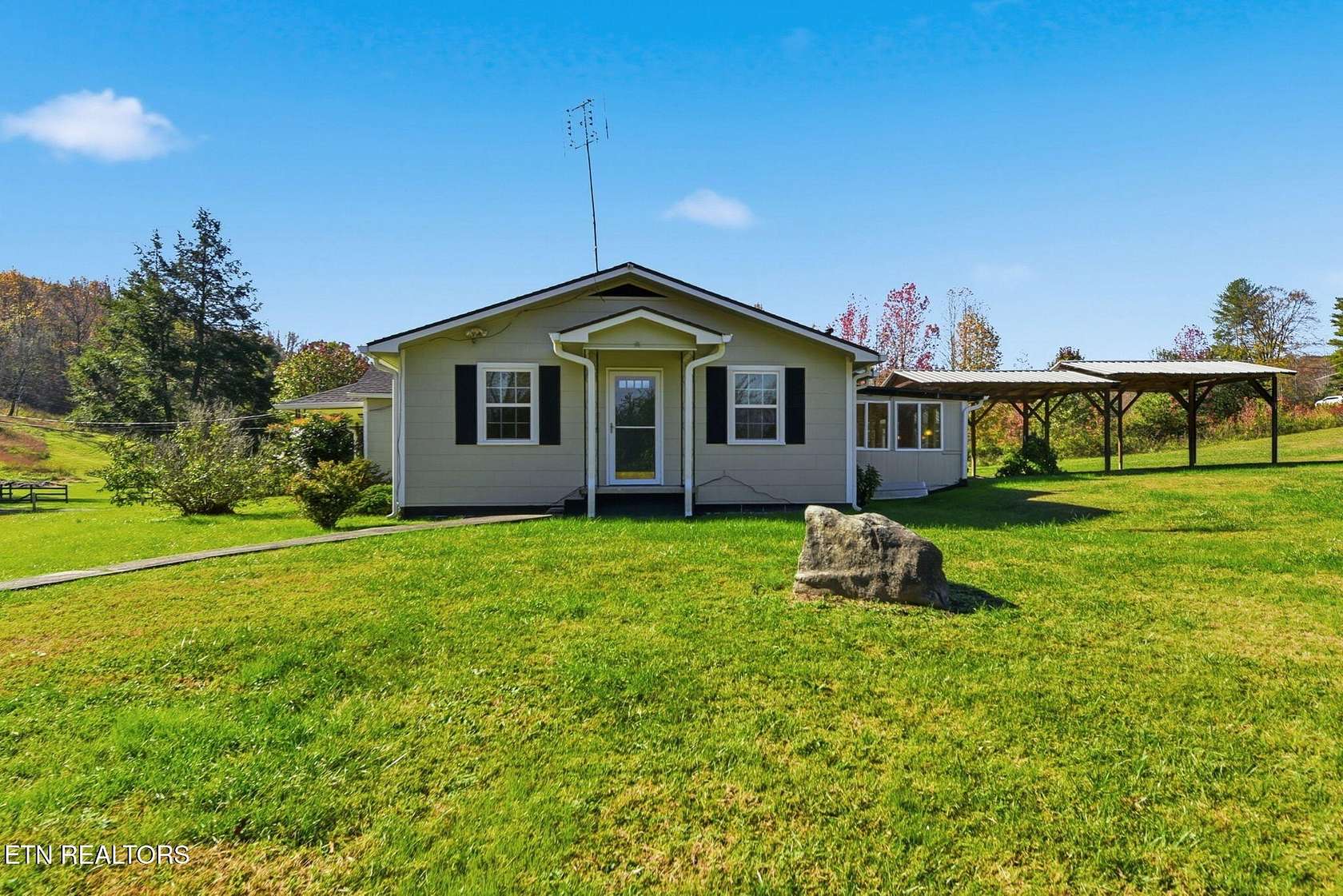 1.62 Acres of Residential Land with Home for Sale in Harriman, Tennessee