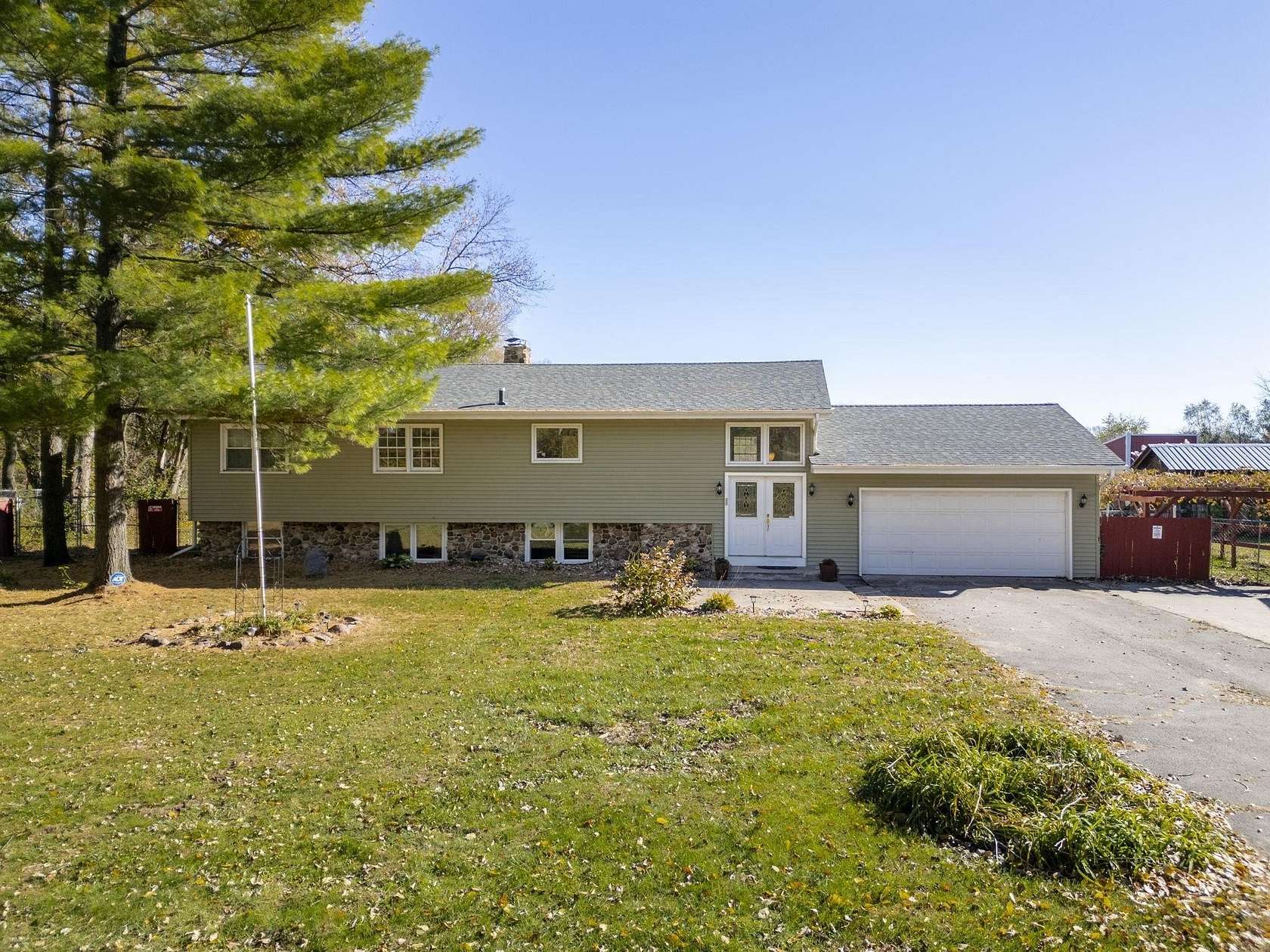 2.24 Acres of Residential Land with Home for Sale in Waterloo, Iowa