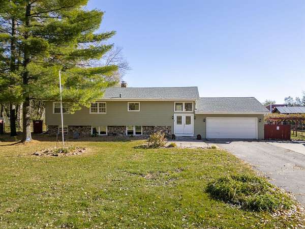 2.24 Acres of Residential Land with Home for Sale in Waterloo, Iowa