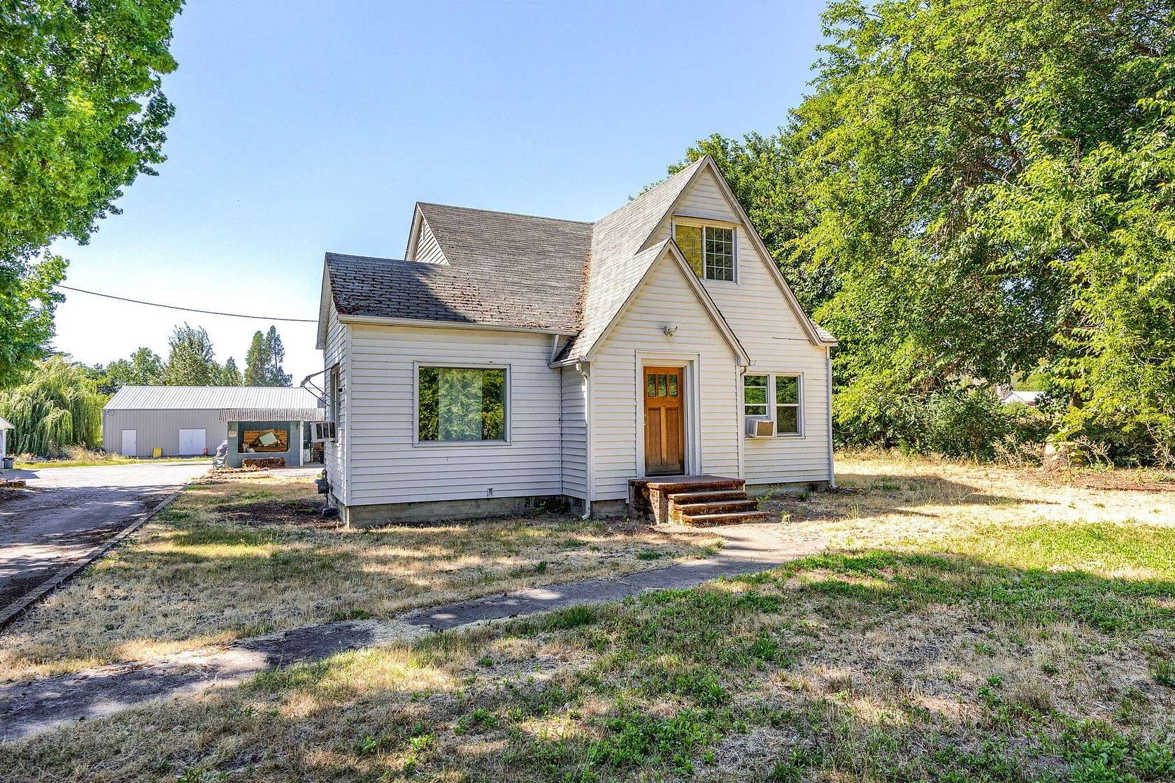 6.45 Acres of Land with Home for Sale in Grants Pass, Oregon