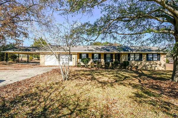 2.47 Acres of Residential Land with Home for Lease in Bonaire, Georgia