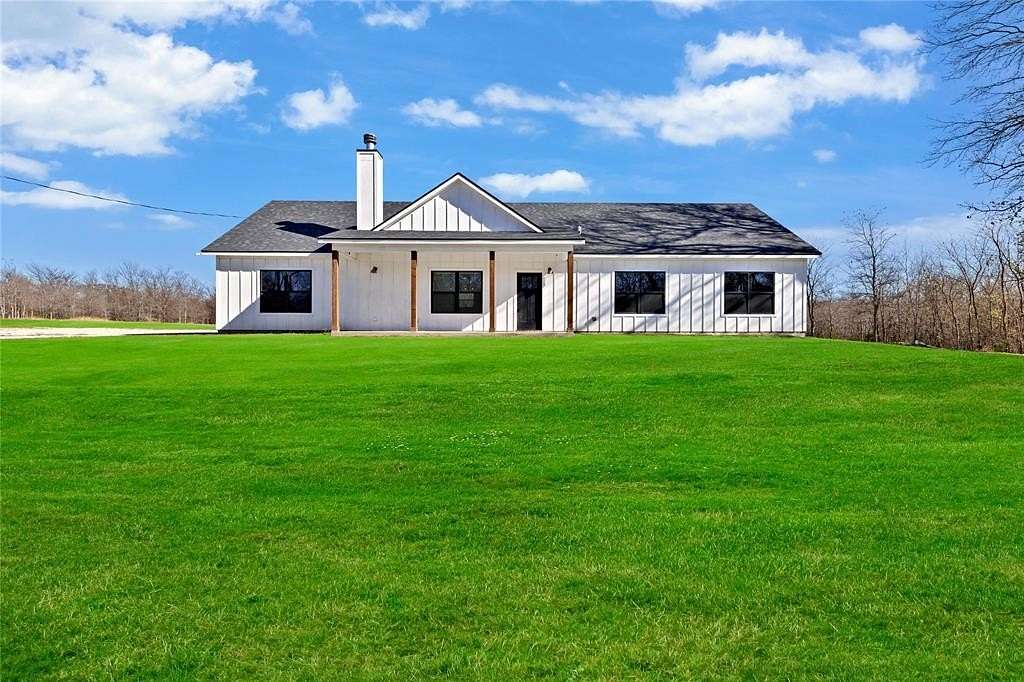 2 Acres of Residential Land with Home for Sale in Trenton, Texas