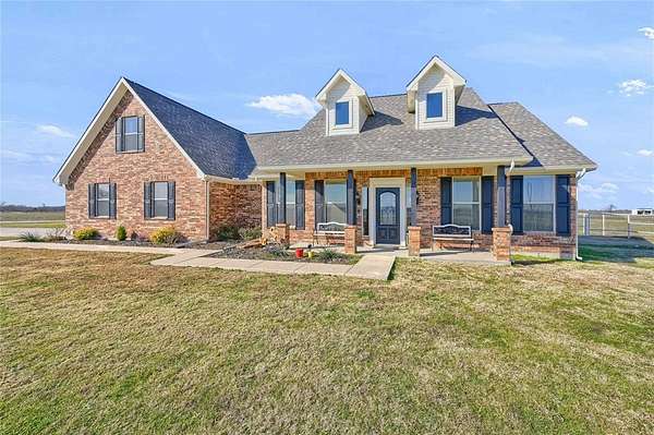 4.82 Acres of Residential Land with Home for Lease in Tioga, Texas