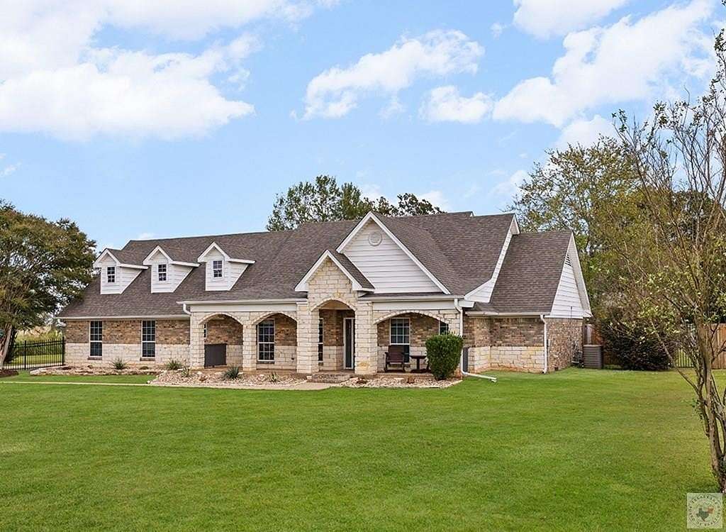 2.56 Acres of Residential Land with Home for Sale in Hooks, Texas