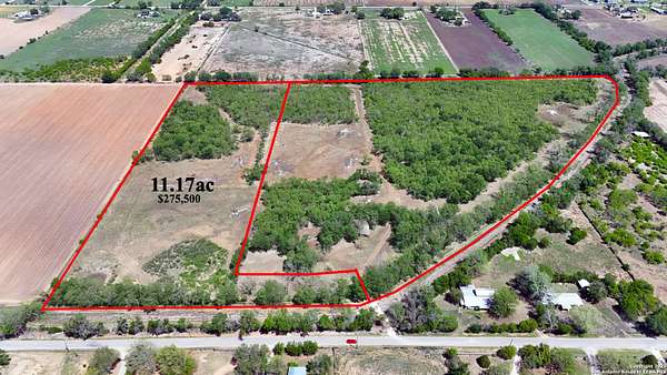 Residential Land for Sale in Devine, Texas