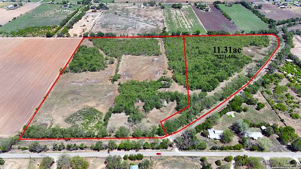 Residential Land for Sale in Devine, Texas