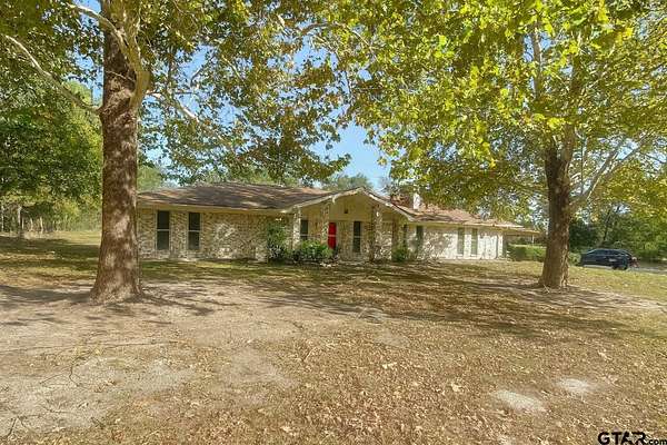 2.81 Acres of Residential Land with Home for Lease in Mineola, Texas