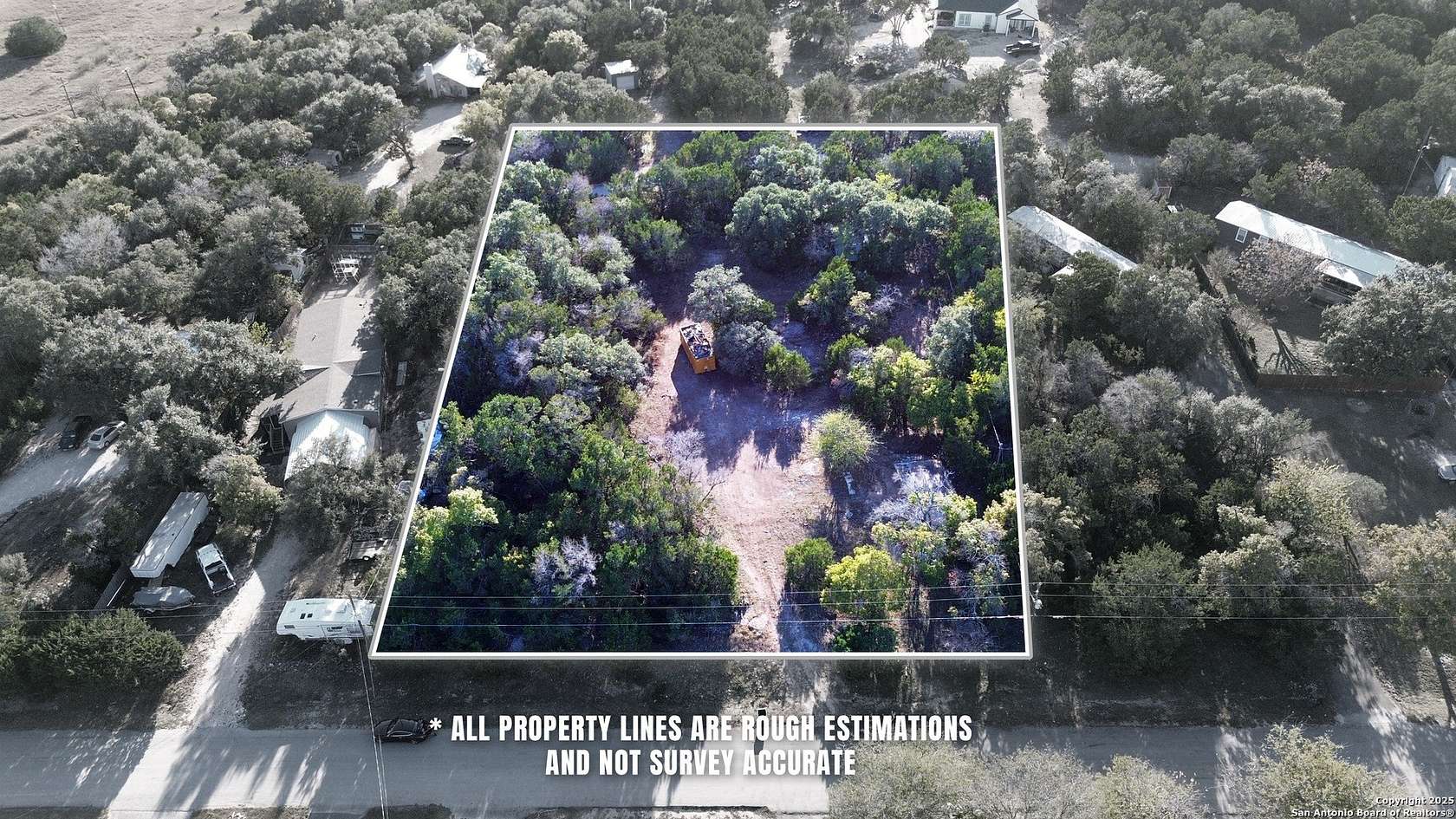 1 Acre of Improved Residential Land for Sale in Canyon Lake, Texas