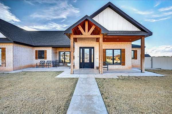 1.6 Acres of Residential Land with Home for Sale in Seminole, Texas