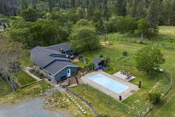 1.83 Acres of Land with Home for Sale in Grants Pass, Oregon