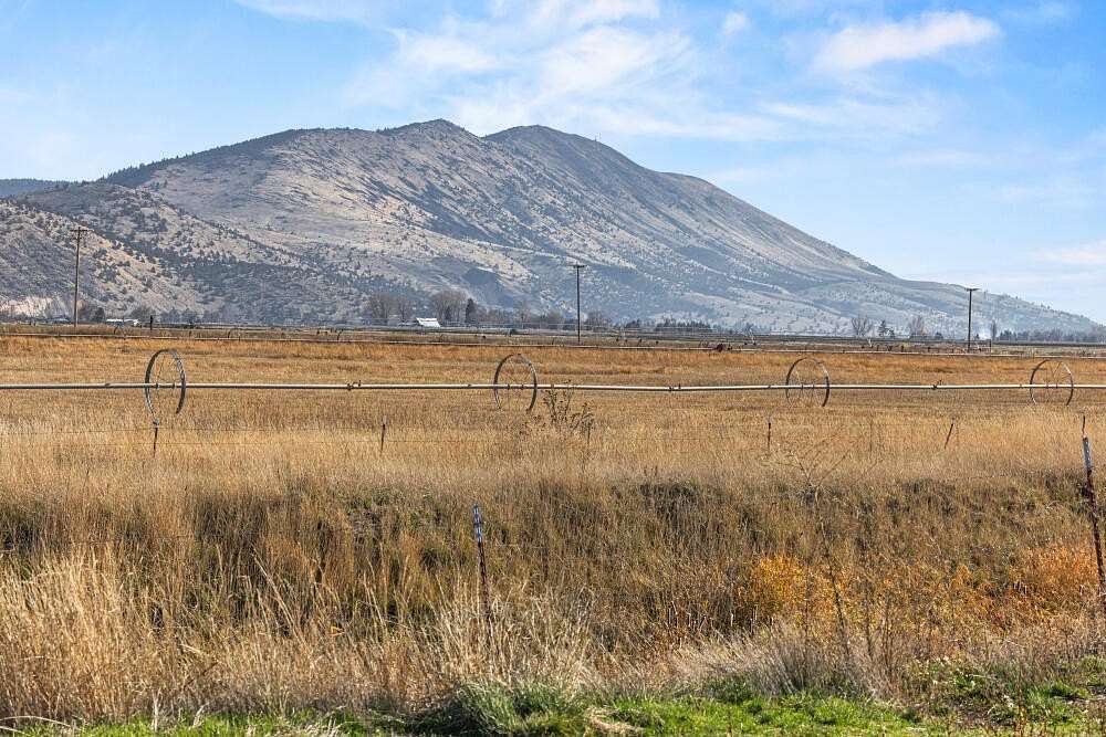 42.9 Acres of Land with Home for Sale in Klamath Falls, Oregon