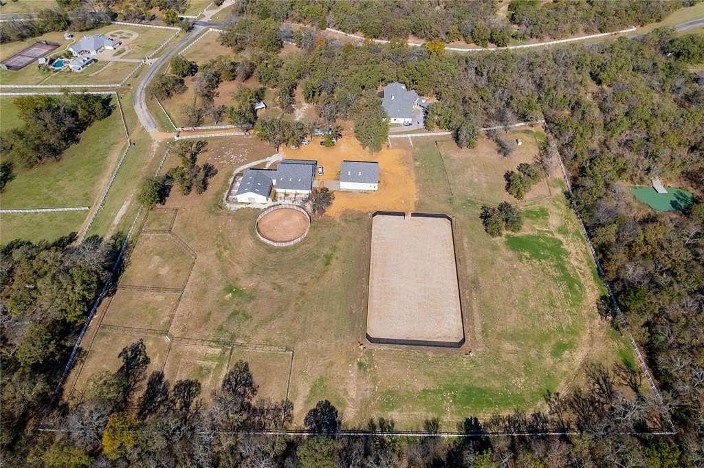 10.7 Acres of Land with Home for Sale in Pilot Point, Texas