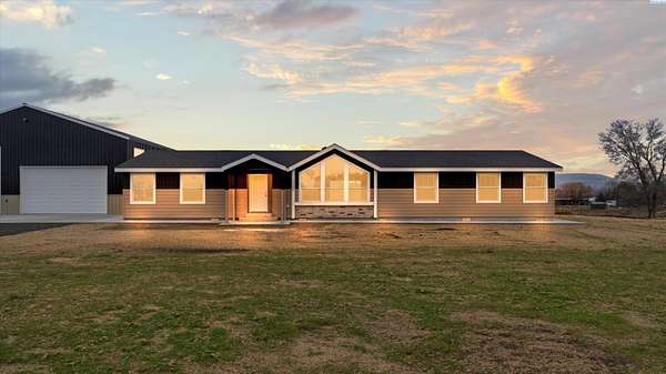 2 Acres of Residential Land with Home for Sale in Benton City, Washington