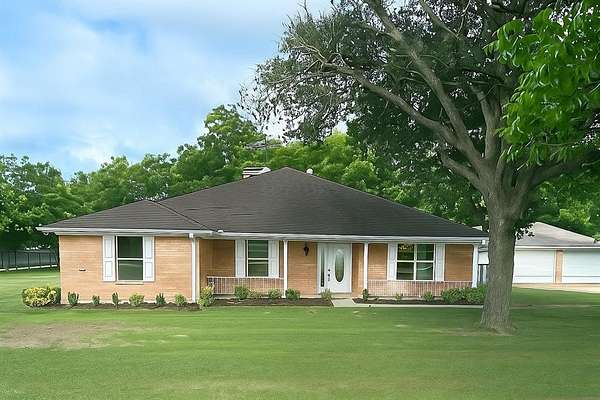 3 Acres of Residential Land with Home for Sale in Seven Points, Texas