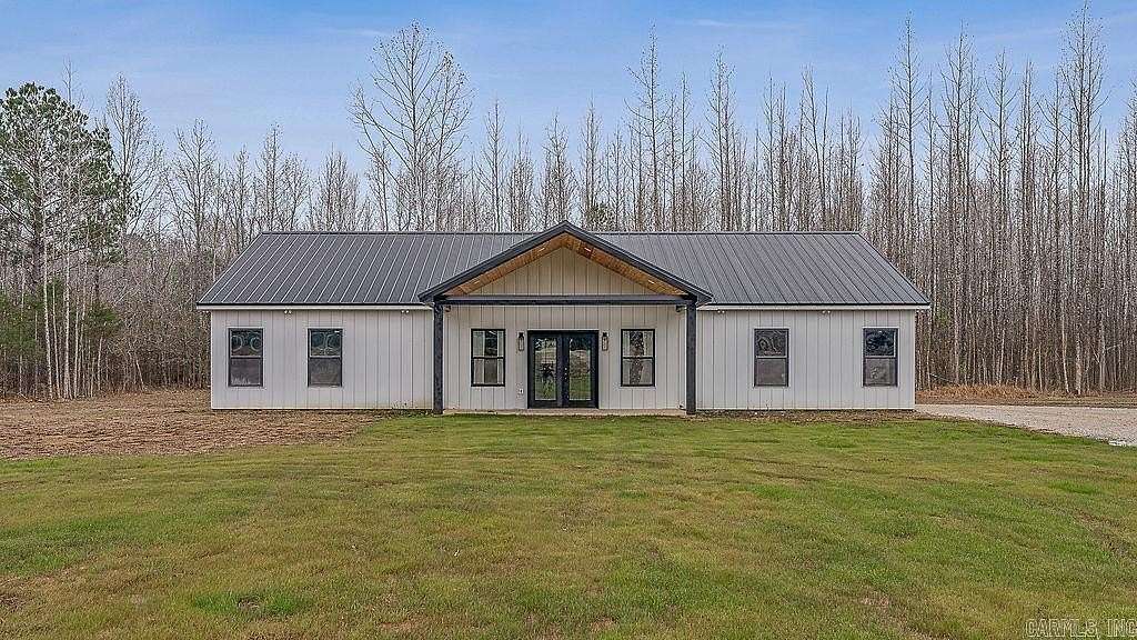 3.5 Acres of Residential Land with Home for Sale in Paragould, Arkansas