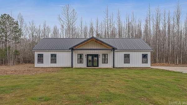 3.5 Acres of Residential Land with Home for Sale in Paragould, Arkansas