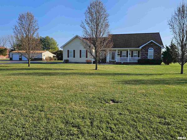 1.58 Acres of Residential Land with Home for Sale in Mount Vernon, Illinois