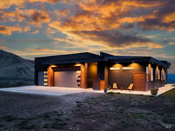 12.4 Acres of Land with Home for Sale in Horseshoe Bend, Idaho