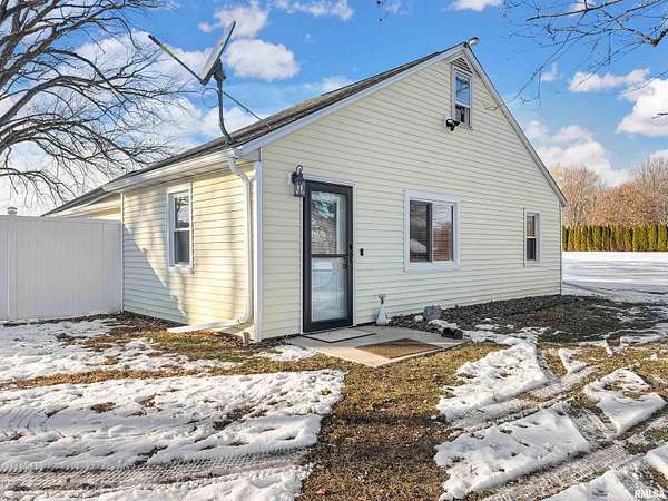 2 Acres of Residential Land with Home for Sale in Pekin, Illinois