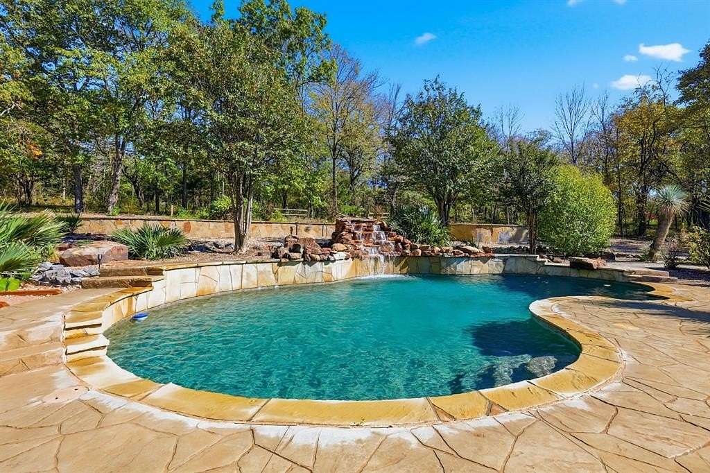 11.3 Acres of Improved Mixed-Use Land for Sale in Whitewright, Texas