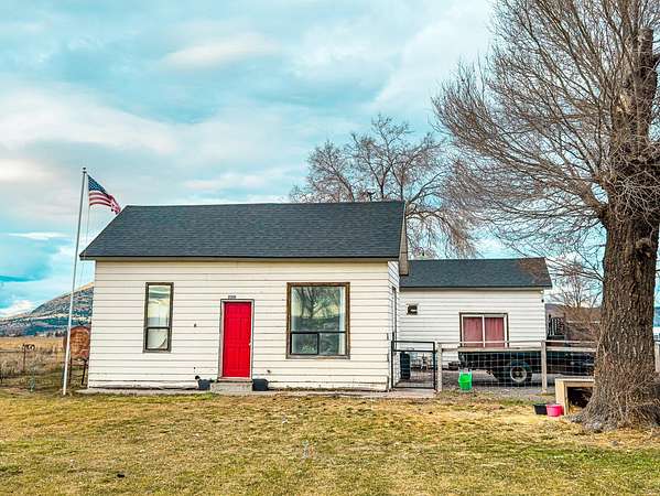 28 Acres of Agricultural Land with Home for Sale in Merrill, Oregon