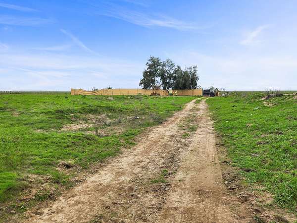 1 Acre of Land for Sale in Delano, California