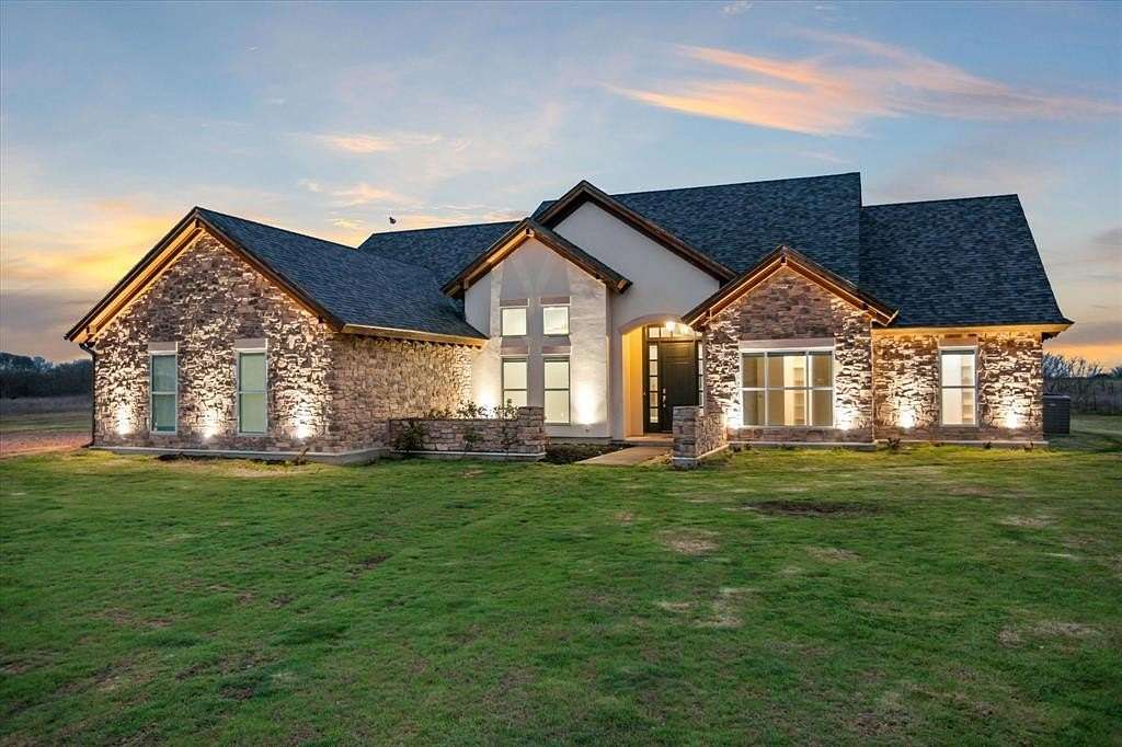 4.27 Acres of Residential Land with Home for Lease in Maypearl, Texas